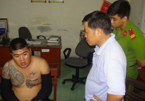 Vụ giang hồ đấu súng trong đêm: Bắt 6 đối tượng - 1 Đối tượng Trần Anh Đô (23 tuổi, ngụ TP Quy Nhơn, tỉnh Bình Định) bị bắt giam tại cơ quan điều tra.
