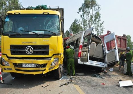 Khởi tố tài xế điều khiển xe khách làm 4 hành khách tử nạn - 1 Tài xế Trần Văn Trí bị khởi tố vì chạy nhanh, phỏng ẩu gây hậu quả đặc biệt nghiêm trọng.