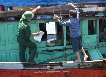 Lực lượng biên phòng kiểm tra vết tích trên tàu.
