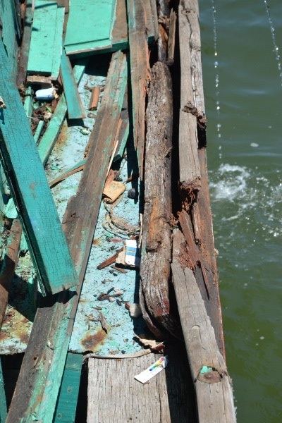 Mạn thuyền bị gãy nát.