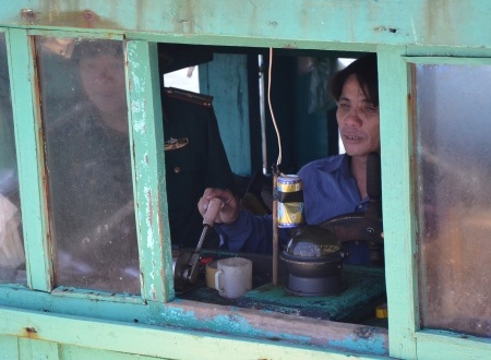 Thuyền viên Trương Văn Á điều khiển tàu cập cảng với sự giám sát của lực lượng biên phòng.