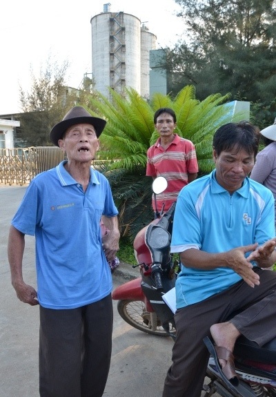 
Ông Nguyễn Nề (bên trái) và Nguyễn Minh Hùng (bên phải) tha thiết mong muốn được dời nhà đi nơi khác.
