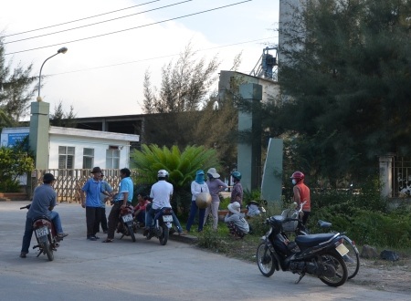 Tình trạng người dân tụ tập và không cho nhà máy hoạt động, khiến tình hình an ninh trật tự kéo dài ở địa phương.