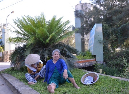 Vào ban ngày nắng nóng, người dân cử người già và phụ nữ ngồi canh trước cổng nhà máy, sẵn sàng báo động người dân đến ngăn chặn nếu nhà máy hoạt động.