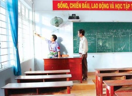 Quảng Ngãi: Sẵn sàng trước giờ "G" - 1 Từng điểm thi kiểm tra cẩn trọng cơ sở vật chất, đặc biệt về các ổ cắm điện.