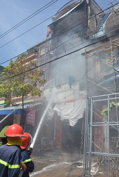 Khống chế ngọn lửa chống cháy lan.