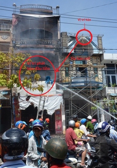 
Qua xác minh ban đầu, nguyên nhân gây cháy có thể là do tia lửa từ que hàn ở nhà bên cạnh.
