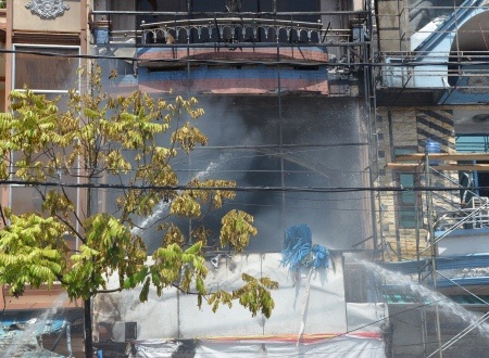 Tập trung dập lửa đang nghi ngút ở tầng 2.