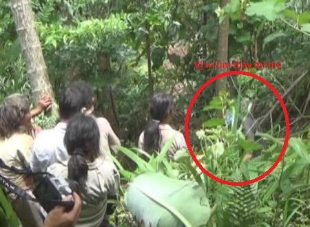 Nam sinh lớp 9 chết nhiều ngày trong rừng mà gia đình không biết - 1
Tìm thấy thi thể học sinh lớp 9 sau 10 ngày tử nạn trong rừng (Ảnh do công an cung cấp).