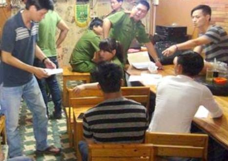 Triệt phá ổ cá độ bóng đá hàng trăm triệu đồng mùa Euro - 1 Cơ quan điều tra bắt quả tang các đối tượng tổ chức cá độ bóng đá (Ảnh do CA cung cấp).
