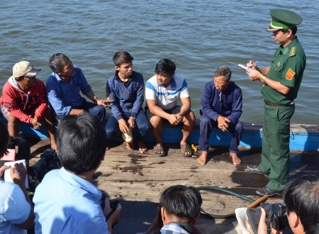 
5 ngư dân trình báo sự việc với cơ quan chức năng khi vừa cập cảng.
