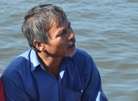 
Thuyền trưởng Võ Văn Lựu nặng trĩu nỗi đau kể lại hành vi vô nhân đạo của phía Trung Quốc.
