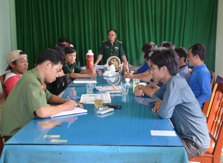 
Cơ quan chức năng làm việc với ngư dân về vụ việc nghiêm trọng này.
