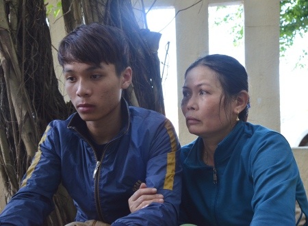 
Ngư dân nhỏ tuổi nhất Võ Văn Cầu (17 tuổi) trở về bên mẹ sau chuyến đi biển đầu tiên trong đời quá nhiều sóng gió, hiểm nguy.
