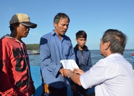 
Quỹ hỗ trợ ngư dân tỉnh Quảng Ngãi chia sẻ nỗi mất mát đến 5 ngư dân trở về từ Hoàng Sa.
