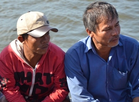 Thuyền trưởng Lựu (phải) cùng em trai Võ Thanh Hương (trái) tiếp tục bám biển Hoàng Sa, bất chấp sự đe dọa từ phía Trung Quốc.