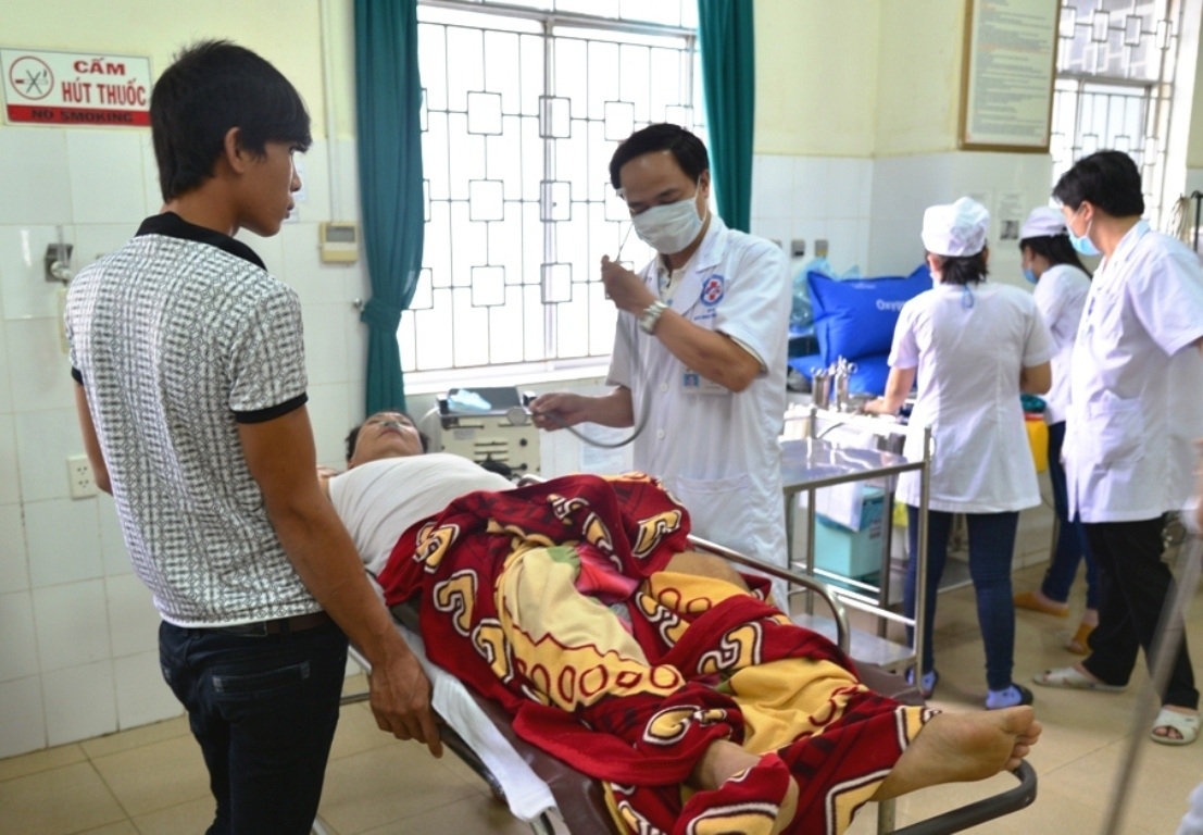 Nạn nhân Duyệt đang cấp cứu tại Bệnh viện ĐK Quảng Ngãi trong tình trạng nguy kịch.