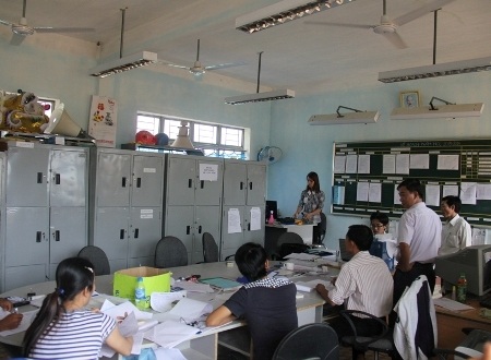 Xây dựng trường học và bàn ghế mới, học sinh cùng giáo viên xóa cảnh tá túc tạm như thế này.