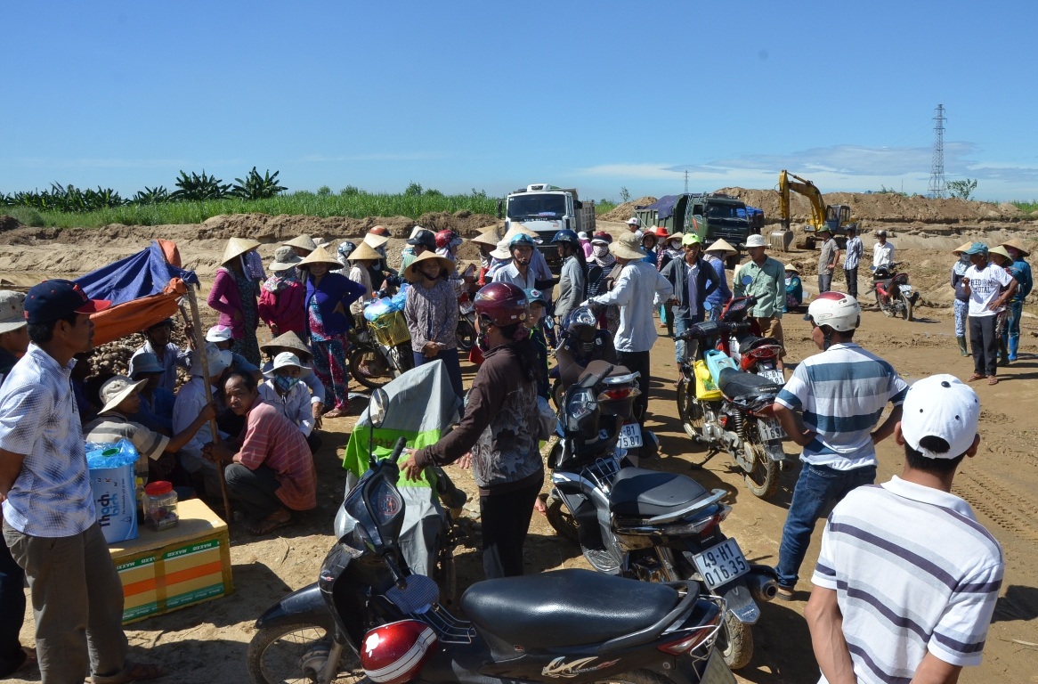 Hàng trăm người dân 2 thôn An Phú và thôn Ngọc Thạch yêu cầu ngừng khai thác cát và gây nguy hiểm đến tính mạng khi lũ về.