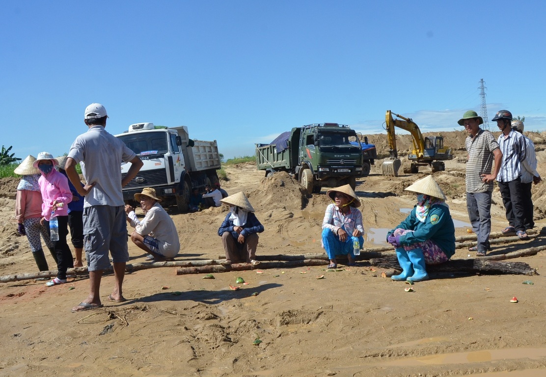 Người dân bỏ sản xuất ra ngăn chặn xe cát hoạt động.