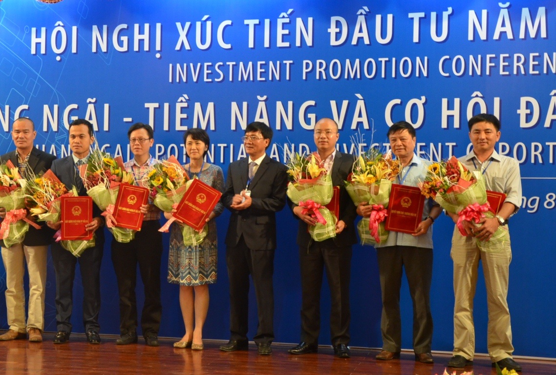 Trao giấy chứng nhận cho nhà đầu tư.