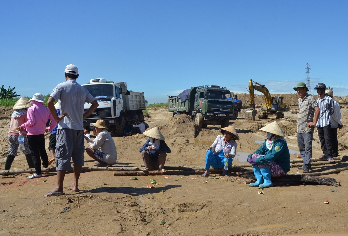 Người già và phụ nữ bỏ đồng áng cùng bà con nhân dân kiên quyết không cho khai thác cát.