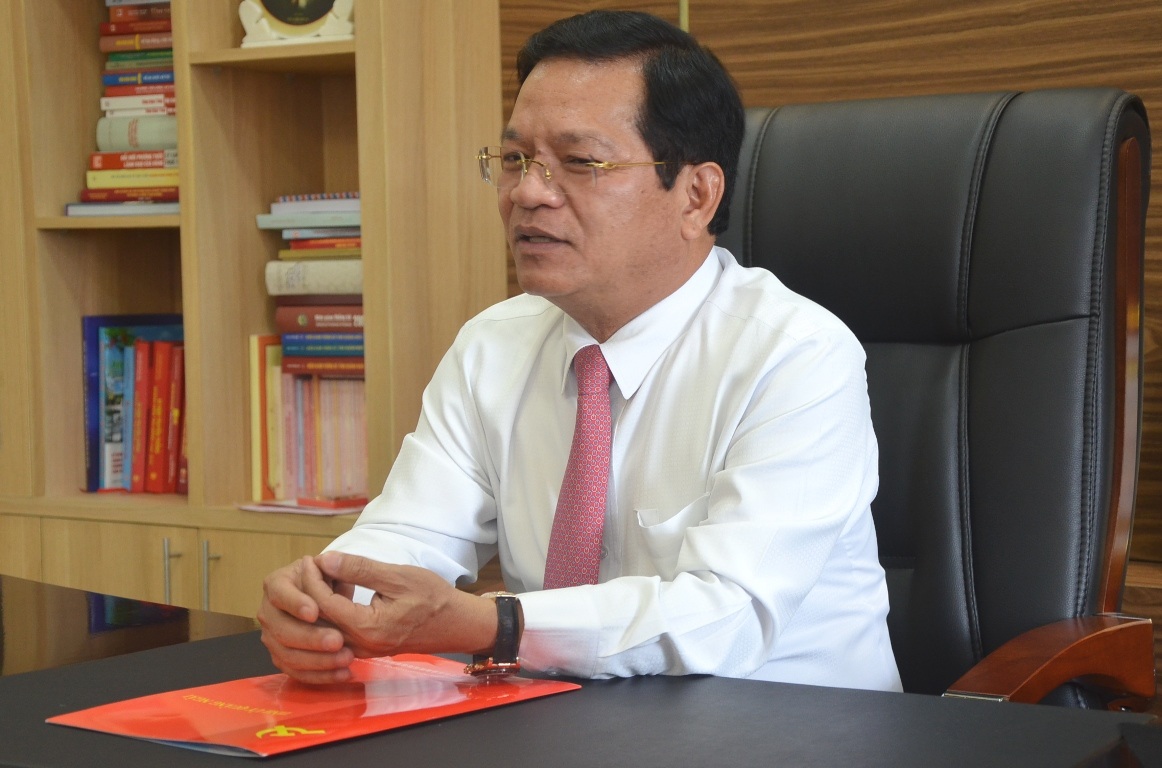 Ông Lê Viết Chữ trao đổi với PV Dân trí về mục đích, giải pháp và chế tài xử lý kỷ luật theo Quyết định 306 của BTV Tỉnh ủy Quảng Ngãi.