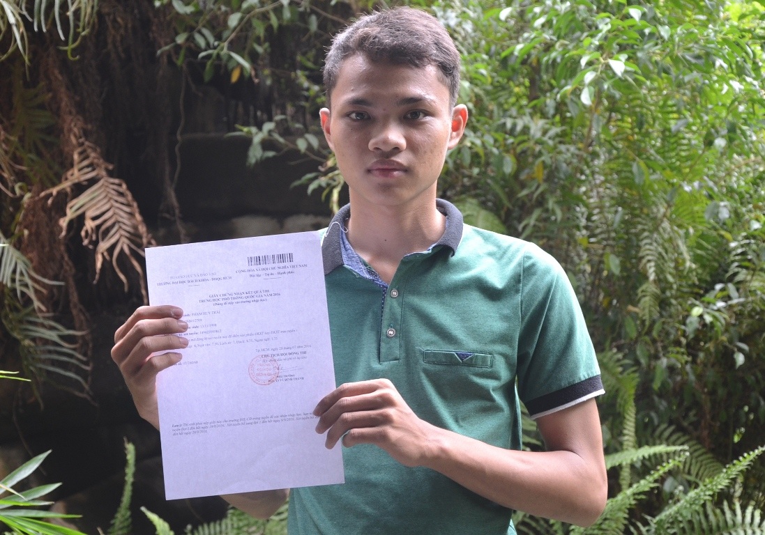 Bức xúc việc làm hồ sơ thiếu trách nhiệm của công an địa phương, em Trãi ôm bảng điểm đi cầu cứu khắp nơi.