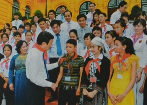 
Em Phạm Huy Trãi vinh dự gặp nguyên Chủ tịch nước Trương Tấn Sang tại Hà Nội với nỗ lực học tập của người đồng bào thiểu số Hre.
