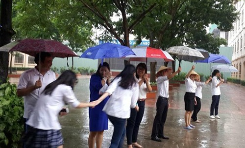 Xúc động hình ảnh thầy cô che ô cho học sinh trong mưa - 1 Thầy cô xếp thành hàng dài cầm ô che cho học sinh khỏi ướt