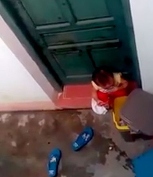 Yêu cầu báo cáo vụ trẻ mầm non bị dọa thả xuống bể nước - 1
Cháu bé mầm non bị nhốt ngoài cửa, lục rác cho vào miệng (hình ảnh chụp từ clip)