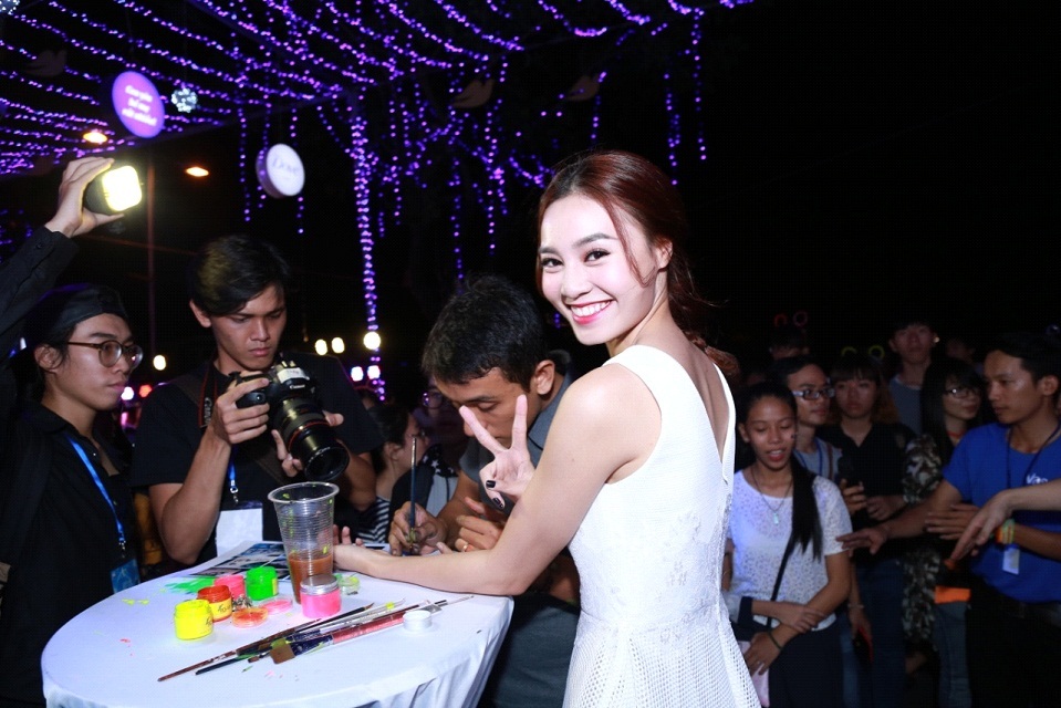 Anh còn rủ rê ngọc nữ làng điện ảnh- Ninh Dương Lan Ngọc tham gia sự kiện với mình. Lan Ngọc thích thú tham gia vẽ body painting lên cánh tay.