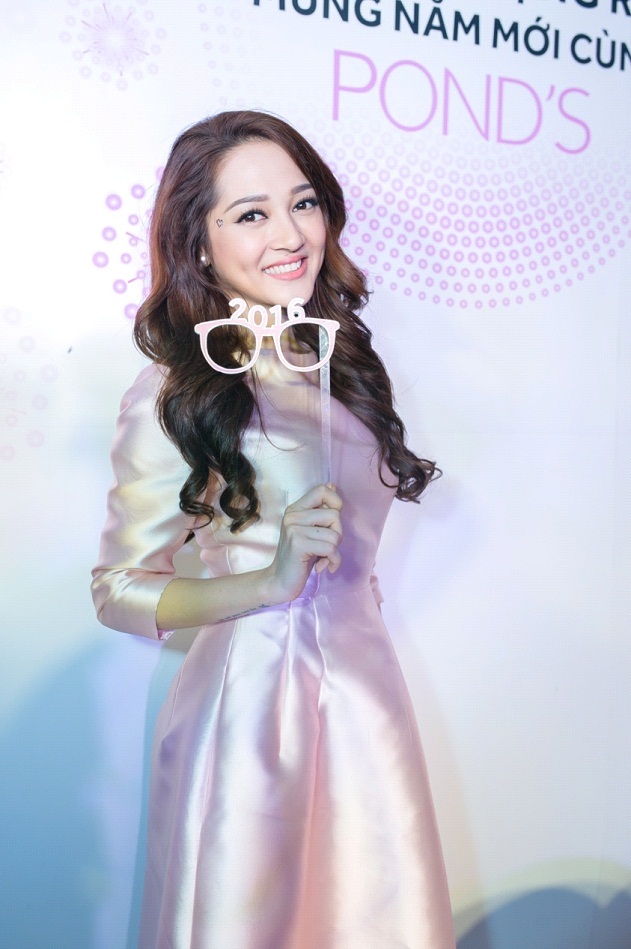 Trong khi đó, Bảo Anh lại khoe làn da trắng hồng rạng rỡ của mình với hình dán ánh kim xinh xắn.