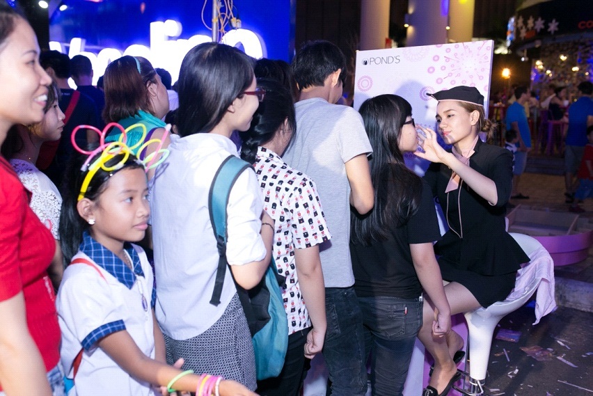 Các bạn gái tại đây cũng bị cuốn hút vào trải nghiệm “metallic tattoo” – hình dán ánh kim – trào lưu đang gây bão với giới trẻ thế giới hiện nay.