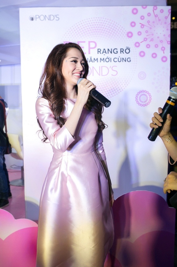 Bảo Anh nhiệt tình tư vấn và chia sẻ với các fans cách chăm chút làn da để đón năm mới thật tự tin.