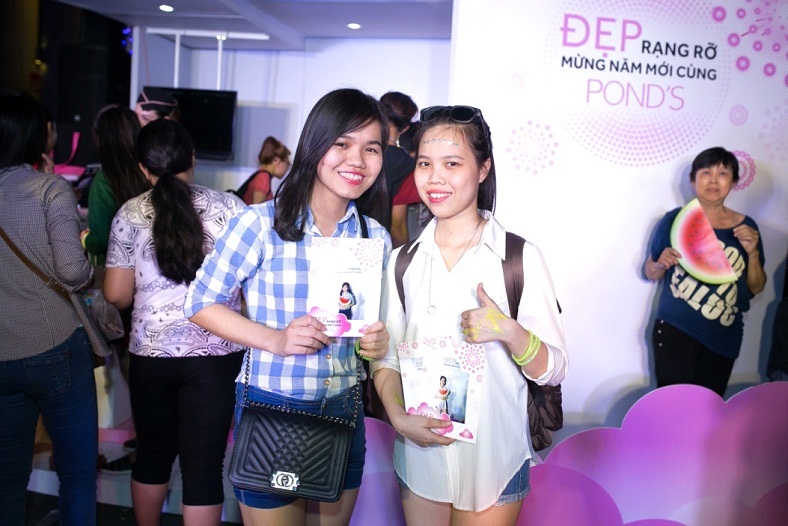 Còn với Thảo Trang (Q.3, Tp.HCM), chương trình mang một ý nghĩa đặc biệt: “Mình thì tâm đắc với thông điệp làm đẹp mà chương trình gửi gắm. Con gái chúng mình ai cũng muốn thật xinh đẹp, rạng ngời để đón một năm mới sắp đến. Sau chương trình, mình cảm thấy có thêm động lực và sự tự tin với vẻ đẹp của chính mình”.