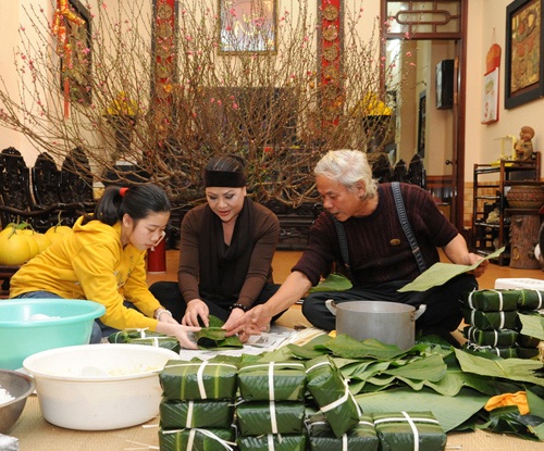 Nét đẹp Tết xưa và nay trong văn hóa Việt - 2 Tục gói bánh chưng của người Việt đã tồn tại từ thời Vua Hùng xa xưa cho đến tận mai sau.