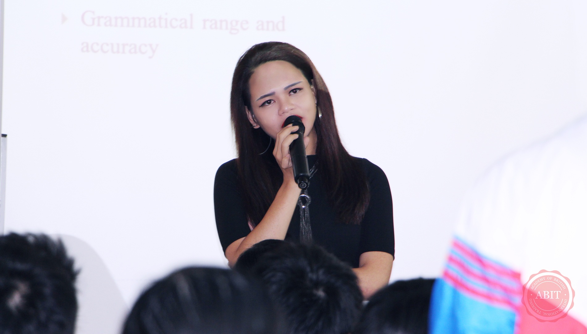 5 hiểu lầm tai hại của các thí sinh thi IELTS - 2
Ảnh 2: Cô Lili Lamia chia sẻ tại Học viên Ngôn ngữ Anh quốc ABIT