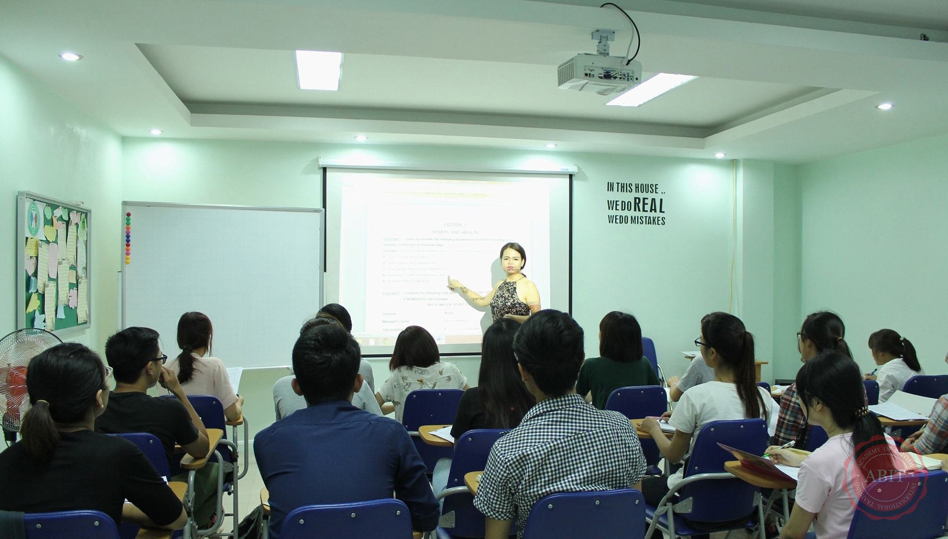 5 hiểu lầm tai hại của các thí sinh thi IELTS - 3 Một buổi thi thử IELTS tại Học viện Ngôn ngữ Anh quốc ABIT