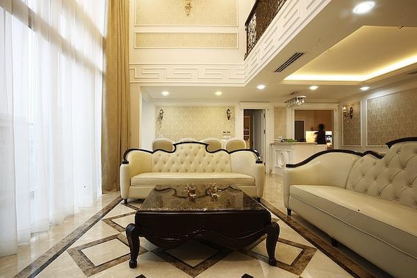 Xu hướng nội thất tân cổ điển “lên ngôi” tại Việt Nam - 1 Gam màu vàng tông trầm làm chủ đạo, cả căn hộ toát lên vẻ quý phái mang đặc trưng của phong cách thiết kế tân cổ điển song chính những chi tiết nhỏ được hòa trộn giữa kiến trúc hiện đại giúp cho tổng thể căn hộ không bị nặng nề mà vẫn mang màu sắc tươi mới và thoải mái.
