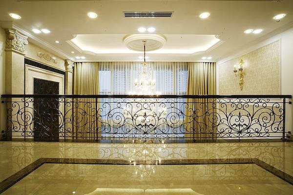 Xu hướng nội thất tân cổ điển “lên ngôi” tại Việt Nam - 2 Sàn nhà được lát đá tự nhiên càng làm thêm phần sang trọng. Chiếc đèn chùm gần như là một phụ kiện không thể thiếu trong kiến trúc cổ điển, giúp cho căn phòng toát lên vẻ sang trọng đài các.