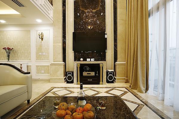 Xu hướng nội thất tân cổ điển “lên ngôi” tại Việt Nam - 3 Mảng tường đá cẩm thạch gương đằng sau TV được lựa chọn đồng màu với TV giúp cho căn hộ có những chi tiết hiện đại song lại không hề bị phô mà vẫn có đường nét cổ điển rất ăn nhập và hài hòa.