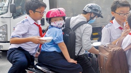 Sau giờ tan trường, em học sinh cấp 1 và cấp 2 vội vã ăn chiều để đến lớp học thêm (nguồn: Internet)