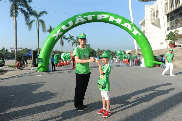 Bố con tôi “cụng ly” trước khi xuất phát để tràn đầy năng lượng vận động