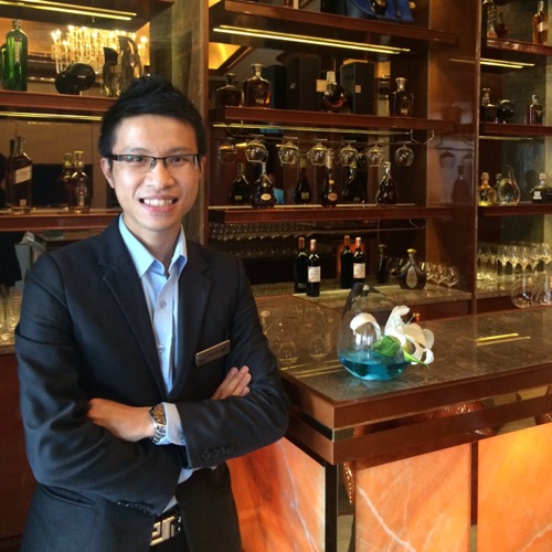 Tham quan Khách sạn 5 sao và giao lưu du học sinh Úc - 4 Tại Đà Nẵng, anh Trần Đông Hưng (Kelvin Hung), cựu du học sinh BMIHMS, hiện tại Quản lý Bộ phận nhà hàng (F&B Restaurant Manager) Banahills Golf Club.