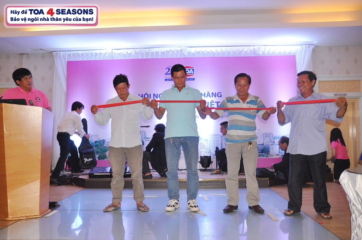 TPHCM: Hội thảo khách hàng Sơn TOA Việt Nam - 2 Một hoạt động thú vị khách của hội thảo - Khách hàng thử nghiệm độ đàn hồi 300% của mẫu sơn TOA 7in1