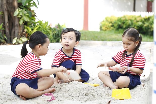 UKA cam kết học sinh được hội nhập môi trường học tập quốc tế - 3 Trẻ đang hoạt động với sân cát của trường