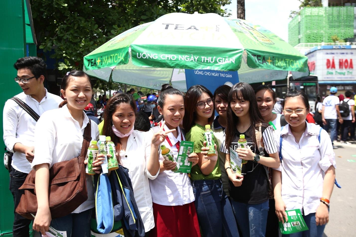 Tại Quầy thư giãn mùa thi, cô nàng và các thí sinh đã có những hoạt động xả xì-trét thú vị như nhảy điệu Shake it Matcha với những động tác lắc đều, lắc vui những chai trà xanh, hay đơn giản, tham gia hoạt động “Đẩy lùi căng thẳng – Thư giãn mùa thi” để nhận được những món quà mang lời chúc thi tốt từ nhà tài trợ.