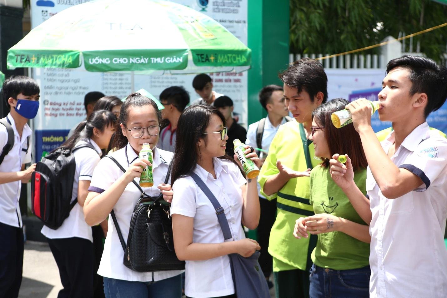 Trong những ngày “vượt vũ môn” căng thẳng, Quầy thư giãn mùa thi như mang đến một không gian thư giãn ngập tràn, giúp các sĩ tử vừa có thể thưởng thức hương vị thanh ngọt thơm ngon của trà xanh Matcha Tea+ Plus mát lạnh, vừa giúp “F5” tinh thần thư giãn cho những môn thi tiếp theo.
