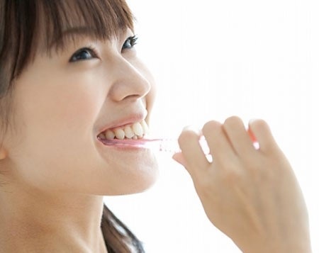 Lựa chọn kem đánh răng dược liệu có tác dụng ngừa viêm, giảm chảy máu chân răng giúp lợi chắc khỏe, ngăn ngừa hiện tượng chảy máu chân răng